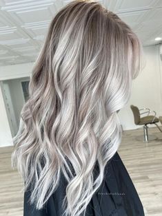 Ash Blonde Hair with Silver Highlights Ashy Silver Blonde Hair, Frosted Blonde Hair, Popelavá Blond, Blonde Hair With Silver Highlights, Bright Dimensional Blonde, Light Ash Blonde Hair Color, Best Blonde Highlights, Blonde Highlights With Lowlights, Ash Blonde Hair Color Ideas