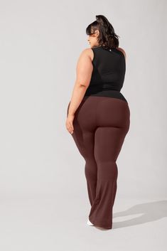 Modest, but with a hint of spicy, the Peekaboo Crew Tank is guaranteed to turn heads in the gym. Designed for the girl who takes her style as seriously as her sweat. Big Girl Aesthetic, Human Pose Reference, Plus Size Posing, Gameday Dress, Ymi Jeans, Different Body Types, Plus Size Two Piece, Hippie Girl, Seductive Clothes