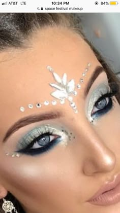 Face Jewels Festival, Face Gem Ideas, Festival Glitter Looks, Glitter Makeup Festival, Glitter No Rosto, Carnival Makeup Ideas, Festival Glitter Makeup, Festival Face Gems