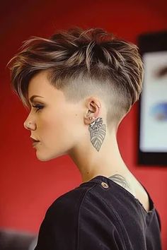 Pixie Cut für ältere Frauen: 63+ frische Looks - hairtastic.de Cabelo Pixie Cut, Faux Hawk Pixie, Punk Pixie Cut, Oval Haircut, Silver Hair Short, Sleek Short Hair, Pixie Undercut, Shaved Side Hairstyles, Funky Short Hair