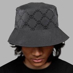 Adoptez un style estival Blvck avec le chapeau bob Blvck x Memeland. Ce chapeau réversible présente un côté minimaliste avec les deux logos brodés de chaque côté, et l'autre côté est orné d'un motif de crânes en noir brillant UV pour un look cool et décontracté.
Taille unique avec ajusteur de taille inclus.
100% nylon. Streetwear Wide Brim Bucket Hat, Streetwear Snapback Hat With Skull Print, Skull Print Snapback Hat For Streetwear, Casual Skull Print Hats For Streetwear, Streetwear Bucket Hat With Flat Brim, Streetwear Bucket Hat, One Size Fits Most, Urban Short Brim Hat For Streetwear, Urban Style Short Brim Hat For Streetwear, Casual Black Hat With Skull Print