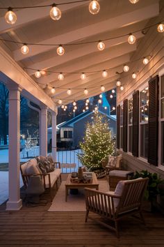 💡 Add a nostalgic touch to your Christmas front porch with vintage bulb lights! These classy Christmas lights create a retro-chic vibe, perfect for your Christmas house lights setup. Ideal for adding warmth to your porch. Click for more inspiration! ✨ Porch Twinkle Lights, Porch String Light Ideas, Front Porch String Light Ideas, Classy Front Porch, Classy Christmas Lights, Front Porch Lighting Ideas, Porch Christmas Lights, Porch String Lights, Christmas Light Ideas