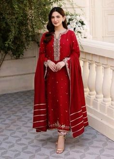 Red Heavy Suit, Red Designer Suits Indian, Pakistani Red Suit, Heavy Indian Suits, Heavy Suits For Wedding, Pakistani Nikah Dress, Heavy Pakistani Suits Party Wear, Red Pakistani Dress, Red Pakistani Suit