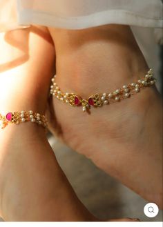 Jewelry Tops Design, Gold Anklets Indian, Rings Aesthetic Gold, Gold Payal, Engagement Rings Simple, Grunge Ring, Silver Anklets Designs, Gold Ring Jewelry, Anklets Indian