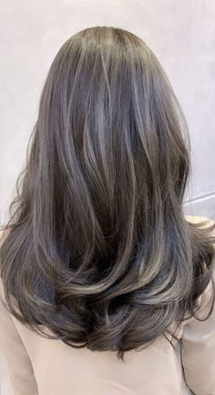 Cute Medium & long Layered Haircuts & Hairstyles 1 - Fab Mood | Wedding Colours, Wedding Themes, Wedding colour palettes Chandelier Haircut, Medium Layered Haircuts For Wavy Hair, Medium Length Hair With Layers Unstyled, Chandelier Layers Haircut, Drawing Female Reference, Hair Peg, Medium Long Layered Haircuts, Elegant Haircut, Haircuts Layered