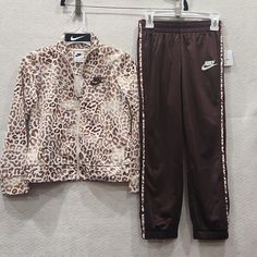 Nwt Bin Pp Brown Nike Sets, Nike Casual Fall Sets, Nike Casual Sets For Fall, Casual Nike Sets For Fall, Nike White Long Sleeve Set, Nike Girl Outfits, Girls Nike Outfits, Nike Sweatsuit, Nike Sf