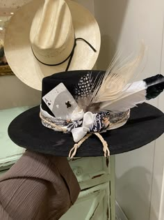 Flea Style Hats, Felt Hat Decoration, Custom Hat Bands, Cowgirl Hat Ideas, Diy Leather Hat, Hat Decorating Ideas, Embellished Cowboy Hat