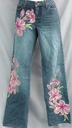 Painted On Clothing, Cherry Blossom Jeans, Painted Clothes Aesthetic, Art On Jeans Pants, Fabric Painted Jeans, Fabric Paint Jeans, Flower Painted Jeans, Painted Jeans Flowers, Embroidery Jeans Ideas