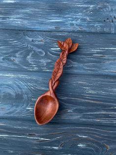 The spoon is made of natural solid wood using hand tools and my hands. Absolutely handmade. You can and should eat food with spoons. Wooden spoons do not oxidize food, do not let heat through and are simply pleasant to use. Our distant ancestors, being a space civilization, much more developed than us, used wooden spoons for food! For example, a metal spoon, when in contact with food containing vitamin C, destroys it in one second. With wooden spoons, there will be no such problems! They are con Space Civilization, Wood Carving Spoon, Kitchen Witch Wooden Spoon, Art Sculpture En Bois, Wooden Soup Spoon, Wooden Eating Spoons, Hand Carved Wooden Spoons, Woodcarving Long Handle Spoon, Simple Wood Carving