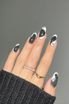 ghost almond nails Spooky Nail Ideas, Ghost Halloween Nails, Cute Fall Nail Inspo, Trendy Halloween Nails, Ghost Nail, Cute Almond Nails, Nail Salon Supplies, Fall Nails 2023, Fun Nail Colors