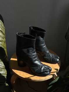 1990s Original Margiela Tabi Boots  Black Leather Size EU 39 U.K. 6  Collectors, archivers and serious fashion lovers this is for you.  From the fall 1998 runway collection Part of Margiela's 1 line before footwear became part of the 22 line Leather insole Wooden cylinder heel No stitch on the rear    The original.  THE shape.  These were handmade and have a quality and shape  that cannot be reproduced in the currently Margiela mass produced tabis boots.  These boots last a lifetime.  very gGood Vintage Black Heeled Boots For Winter, Leather Heeled Boots For Streetwear In Fall, Leather Heeled Boots For Fall Streetwear, Fall Leather Heeled Boots For Streetwear, Vintage Heeled Boots With Square Toe For Winter, Vintage Square Toe Heeled Boots For Winter, Tabby Boots Margiela, Margiela Reebok Tabi, Tabi Shoes Margiela