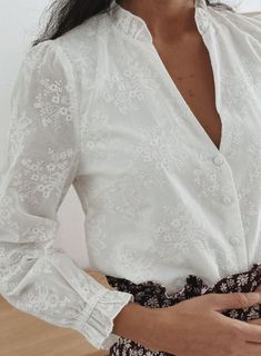 White Eyelet Blouse, Feminine Blouses, Elegante Casual, Cooler Look, Tone On Tone, Looks Chic, White Blouse