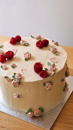 vanilla buttermilk cake, fresh raspberries and blush pink buttercream rosettes Vanilla Raspberry Cake, Buttermilk Cake, Raspberry Cake