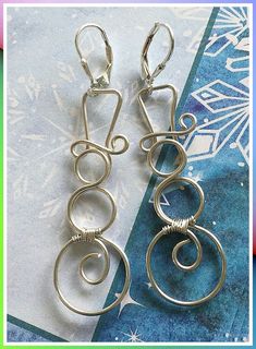 Christmas Earrings - Love what you found? Click and visit to find more. Make It IMMEDIATELY! Diy Crafts Keychain, Christmas Jewelry Diy, Wire Earrings Handmade, Do It Now, Winter Jewelry, Christmas Bead, Christmas Pendant, Wire Work Jewelry, Homemade Jewelry