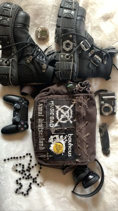 yup mhm dis is ma bag and ma things Punk Bag Diy, Eco Punk, Bag With Patches, Grunge Bag, Punk Bag, Punk Diy, Vampire Bride, Larry Johnson