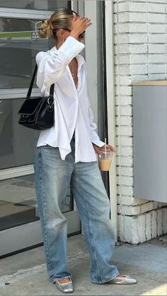 Silver ballet flats outfit idea. White button down outfit inspo with jeans. Ballet flat shoe trend. Looks Jeans, Stockholm Fashion, Mode Inspo, 가을 패션, Mode Vintage, Looks Style