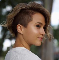 Short Asymmetrical Wavy Undercut Hairstyle Long Asymmetrical Haircut, Bob With Shaved Side, Short Bob With Undercut, Short Asymmetrical Haircut, Undercut Bob Haircut, Shaved Bob, Side Shaved, Asymmetrical Bob Haircuts, Undercut Bob