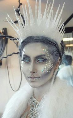 Karneval Diy, Makeup Zombie, Fantasy Make-up, Red Contacts, Queen Makeup, Queen Costume, White Witch