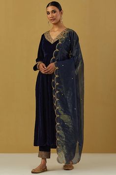 Blue Embroidered Kurta Set Design by Ikshita Choudhary at Pernia's Pop Up Shop 2023 Velvet Salwar Suit, Scallop Dupatta, Velvet Anarkali, Silk Anarkali, Embroidered Anarkali, Velvet Dress Designs, Embroidered Hem, Velvet Suit