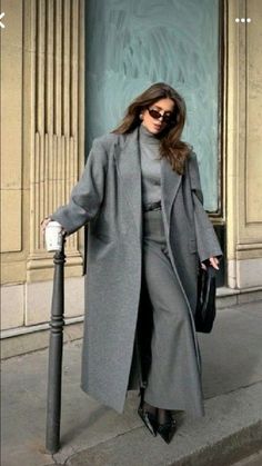 Female Lawyer Fashion, Vinter Mode Outfits, Summer Office Outfits, Female Office, Old Money Fashion, Lawyer Fashion, Winter Travel Outfit, Gray Coat