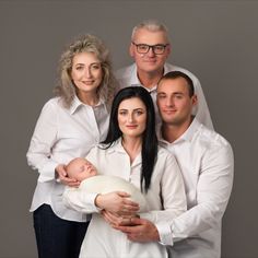 Newborn baby in parent and grandparents arms. Plain backdrop, clean aspect. Grandparents Poses Photography, Newborn Shoot With Grandparents, Newborn Family Photos With Grandparents, Grandparents Newborn Photography, Newborn Photoshoot With Grandparents, Newborn Photography With Grandparents, Newborn With Grandparents, Family Photo With Grandparents, Grandparents Portraits