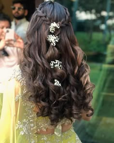 Haldi Hairstyle, Mehndi Hairstyles, Hair Wedding Styles, Long Hair Wedding