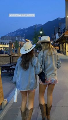 Stampede Outfit, Bar Outfit Night, Concert Outfit Winter, Bar Outfit, Country Style Outfits, Nashville Trip, Looks Country, Outfit Night, Cowgirl Aesthetic