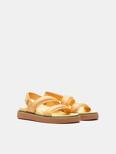 The favorite sandals of street-style? The ROAD PEACH, designed with Nappa leather straps to be the must-have of the season. Their molded insole, elevated rubber sole in pastel yellow, and slingback silhouette make them perfect for strolling through your favorite city, going to work, or a date with your friends. The contrasting embossed logo adds an elegant touch. Pair them with your favorite dress or denim for a casual-chic look. Style: Slingback sandals with two straps. Sole Height: 4.5 cm. Style up your days with the ROAD Collection. For fresh and comfortable looks, these full-leather Nappa sandals are essential in your wardrobe, their neutral tones make them perfectly combinable and versatile. Designed to accompany you on afternoons with friends, workdays, or exploring your new favorite Peach Sandals, Look Casual Chic, Premium Packaging, Slingback Sandals, The Favorite, Pastel Yellow, Slingback Sandal, Favorite City, Velcro Straps