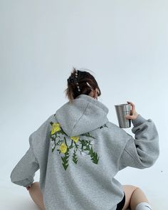 Sweatshirt hoodie with rose embroidery.

The moderately large size gives it a mature look and gives it a street-like impression.

The relaxed silhouette makes it flattering for all body types.
















◾️Model
Height/Weight: 158cm(62.2in)/45kg(99.2lb)
Try size: L

























Cm
(inches)

Length
Chest
Shoulder
Sleeve Length


M
69(27.1)
130(51.1)
65(25.5)
54(21.2)


L
71(27.9)
134(52.7)
66(25.9)
55(21.6)


XL
73(28.7)
138(54.3)
67(26.3)
56(22 One Piece Top, Rose Embroidery, Sweat Hoodie, Retro Floral, Strike A Pose, Height And Weight, Fur Jacket, Sweatshirt Hoodie, Model Height