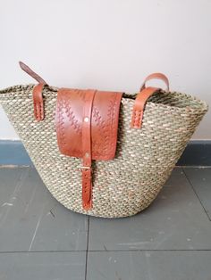 This stylish kiondo bag can be used as summer bag, beach bag and also an everyday handbag to compliment your look. Kiondo Bag Kenya, Handwoven Bag, Everyday Handbag, Beach Bag, Purses And Handbags, Top Handle Bag, Hand Weaving, Handbags, Accessory Gift