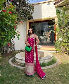 Indian Honeymoon Outfits, Minimalist Saree Look, Ethnic Outfits For Wedding, Sindoor Looks Indian, Aesthetic Traditional Outfits, Simple Wedding Outfits, Kurti Ideas, Ethnic Fashion Indian, Indian Wedding Guest