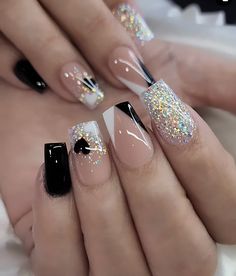 Black Nails Birthday Set, Cute Graduation Nail Ideas, Raider Nails Designs, Black And Neutral Nails, Nails For Wedding Guest Classy, Cute Short Black Nails, Black Gel Nails Ideas, Nails For Vegas Trip, Franche Nails