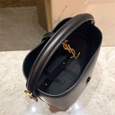 Size: 17cm*20cm*13cm It comes with Dust box, Care manual, Tag, and Paper bag. High-end Bucket Satchel With Detachable Handle, High-end Satchel With Bucket Shape And Detachable Handle, High-end Bucket Bag For Shopping, High-end Large Capacity Top Handle Bucket Bag, High-end Bucket Box Bag With Top Carry Handle, Luxury Bucket Box Bag With Top Handle, Luxury Bucket Box Bag With Top Carry Handle, High-end Leather Bucket Box Bag, Designer Bucket Shape Shoulder Bag With Detachable Handle