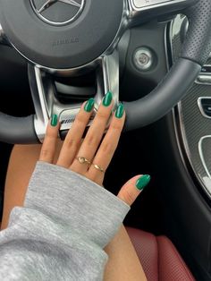 Almond Nail Colors Summer, Nails Acrylic Plain Simple, Different Nail Color Ideas, Gel Nails Light Green, Nail Inspo End Of Summer, August Nails Green, Simple Solid Color Nail Ideas, September Summer Nails, Hailey Bieber Green Nails