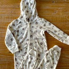 Baby Pajama Onesie Size 24m Soft And Warm Baby Toddler Pajama Onesie Foot Prints Design Never Worn, Like New Good For Winter Time B Pajama Onesie, Toddler Pajamas, Prints Design, Baby Pajamas, Baby Warmer, Print Pajamas, Kids Pajamas, Winter Time, Gray White