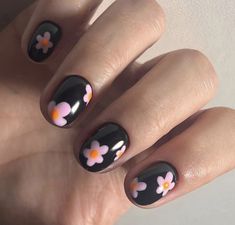 Funky Nail Inspo Short, Short Nail Nail Art, 60s Nail Art, Fun Short Nails, Manicure Gel, Dream Nails, Funky Nails, Floral Nails, Chic Nails