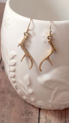 "Nice antler dangle earrings! The gold plated brass ear wires measure 1/2\" x 9/10\", and the pewter antler charms measure 1 1/5\" x 2/5\" (Total length is approximately 2 1/10\") All items are lead and nickel free, message with any questions, thanks!" Deer Earrings, Deer Clothes, Deer Outfit, Hunting Jewelry, Faux Deer Head, Antler Earrings, Deer Jewelry, Woodland Earrings, Antler Jewelry