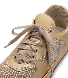 Impreziosite da brillanti strass, le nostre sneakers catturano lo sguardo grazie al design glamour e femminile. Sono realizzate in Italia in nappa dorata e pelle scamosciata beige e presentano una punta arrotondata, lacci in tessuto, fodera in mesh, logo sulla patch posteriore e suola in gomma. Shoes Names, Visa Card, Feminine Design, Tan Suede, Suede Sneakers, Nappa Leather, Mesh, Sneakers, Design