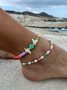 Add a touch of unique style to your summer wardrobe with these stunning handmade ankle bracelets! Diy Ankle Bracelets, Handmade Ankle Bracelets, Pop Jewelry, Ankle Bracelets Diy, Beaded Ankle Bracelets, Beaded Ankle, Summer Anklets, Ankle Jewelry, Beaded Necklace Diy