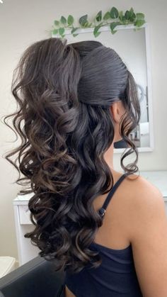 Prom Hair Up And Down, Xv Hairstyles Half Up Half Down, Hoco Hairstyles Long Hair Curly, Long Wavy Formal Hairstyles, High School Prom Hairstyles, Prom Hair Ideas Black Hair, Long Hair Curled Hairstyles Simple, Fall Hair For Curly Hair, Grad Hair Down