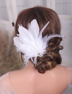 PRICES MAY VARY. Package include：1* flapper feather headpiece 1920s flapper hair accessories：Made by hand with soft and fluffy feathers and exquisite crystal accessories Color：White Size：15cm * 15cm/5.9 inch * 5.9 inch Nice Headpiece：It's a good choice for Masquerade, Wedding, Pageant, Fashion show, Photograph prop, Costume party, Engaged party, Prom, Anniversary, Evening party, Bachelor party or other social events, let you look elegant, attractive and fashionable  Note   Size may be 1-2cm inac 1920s Flapper Hair, Prom Hair Jewelry, Feather Accessories, Flapper Hair, Vintage Hairstyle, Gatsby Hair, High Bun Hairstyles, 1920s Hair, Feather Headpiece