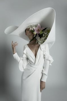 Plain Wedding Dress, Mode Editorials, Bridal Hat, Couture Wedding, Wedding Hats, Bridal Couture, Couture Fashion