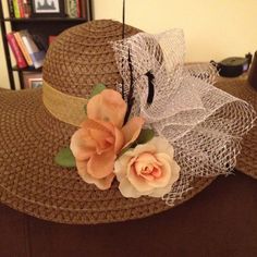 DIY Derby Hats! Kentucky Decor, Kentucky Derby Outfit, Hat Decor, Patriotic Hats, Art Coquillage, Derby Outfits