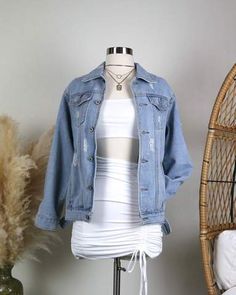 Spring Outfits 2022, Denim Trucker Jacket, Early Spring Outfits, Outfits 2022, Current Fashion Trends, Trends 2022, Casual Spring, Petite Outfits, Trucker Jacket