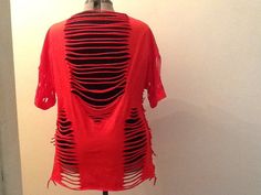 Forme v rouge découpé de chemises par YoliBsTees sur Etsy Edgy Red Summer Tops, Edgy Red Summer Top, Red Stretch Edgy Top, Edgy Red Short Sleeve Top, Red Stretch Shirt For Summer, Cut Up T Shirt, V Shape Cut, Cut Up Shirts, Ripped Tshirt