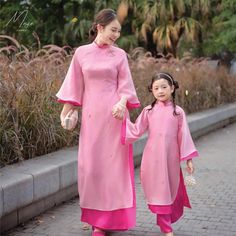 Matching mom and daughter Vietnamese traditional dress Ao Dai Vietnamese, Tea Wedding, Mom And Daughter Matching, Vietnamese Traditional Dress, Matching Mom, Pants Style, Girls Clothing Sets, Silk Organza, Toddler Dress