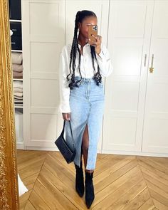 Jean Skirt 2023, Long Denim Skirt Outfit Street Styles 2023, Denim Skirt Outfit 2023, Long Skirt Jeans Outfit, How To Style Long Denim Skirt, Long Jean Skirt Outfits Summer, Long Denim Skirt Outfit Street Styles, Long Jeans Skirt Outfit, Denim Long Skirt Outfit