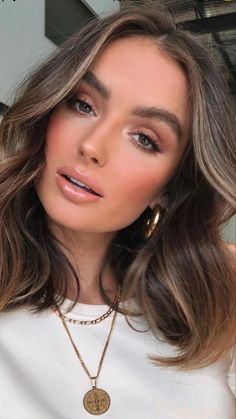 Brunette Green Eyes, Natural Brown Hair, Brown Hair Balayage, Hair Stylies, Hair Essentials, Photo Makeup, Bridesmaid Makeup