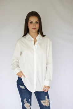 97% algodón/ 3% elastano

 Ajuste extragrande

 Imagínate con el estilo... dos botones inferiores desabrochados y las mangas arremangadas una o dos veces. Perfección 💖 Trendy Blouse For Business Casual, Casual Fitted Blouse With Roll-up Sleeves, Trendy Button-up Shirt With Rolled Sleeves, Oversized Classic Tops For Business Casual, Chic White Blouse With Roll-up Sleeves, Versatile Workwear Shirt With Shirttail Hem, Trendy Blouse For Business Casual Occasions, Versatile Collared Shirt With Button Cuffs, Trendy Relaxed Fit Collared Blouse