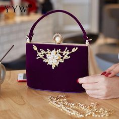 SPECIFICATIONSstyle: fashion,vintage ,retro,elegant,partyred clutch bag: bag womenspurses and handbags: bags for women 2019design: Diamonds, Appliquescolor: blue,red,purple,black,silverclutch bag: evening clutch bagsblue evening clutch: crystal clutch bags 2019Weight:: 510 gramStyle: FashionSize:: 195x235x87mmShape: FLAPPlace Of Origin: GUANG DONG ProvincePlace Of Origin: GUANG DONG ProvincePattern Type: SolidOrigin: CN(Origin)Occasion: VersatileNumber of Handles/Straps: SingleModel Number: 1811 Party Purse Handbags, Red Clutch Bag, Silver Clutch Bag, Crystal Flowers, Luxury Clutch, Velvet Clutch, Silver Clutch, Crystal Clutch, Wedding Purse